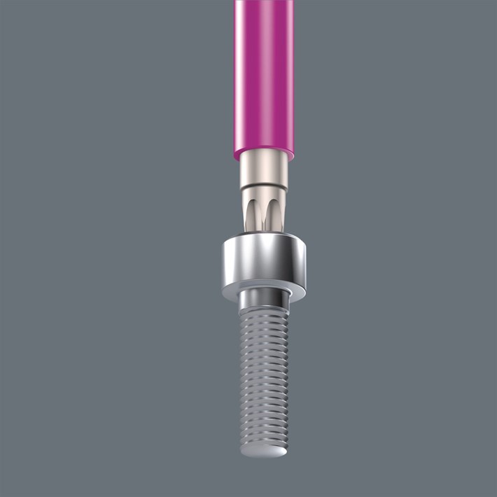 <b>Met vasthoudfunctie voor binnen TORX® schroeven</b><br/>De door Wera ontwikkelde TORX® HF-gereedschappen worden gekenmerkt door een geometrische optimalisatie van het oorspronkelijke TORX® profiel. Doordat aandrijfstift en schroefprofiel tegen elkaar drukken, ontstaat een klemkracht en worden TORX® schroeven conform de specificatie Acument Intellectual Properties veilig in het gereedschap gehouden! Bijzonder handig bij werkzaamheden op beperkte ruimte, waarbij het niet mogelijk is om de schroef met de andere hand vast te houden.